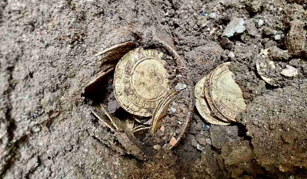 Pasangan Menemukan Koin Berusia 400 Tahun Senilai £250.000 Tersimpan Di Bawah Lantai Mereka
