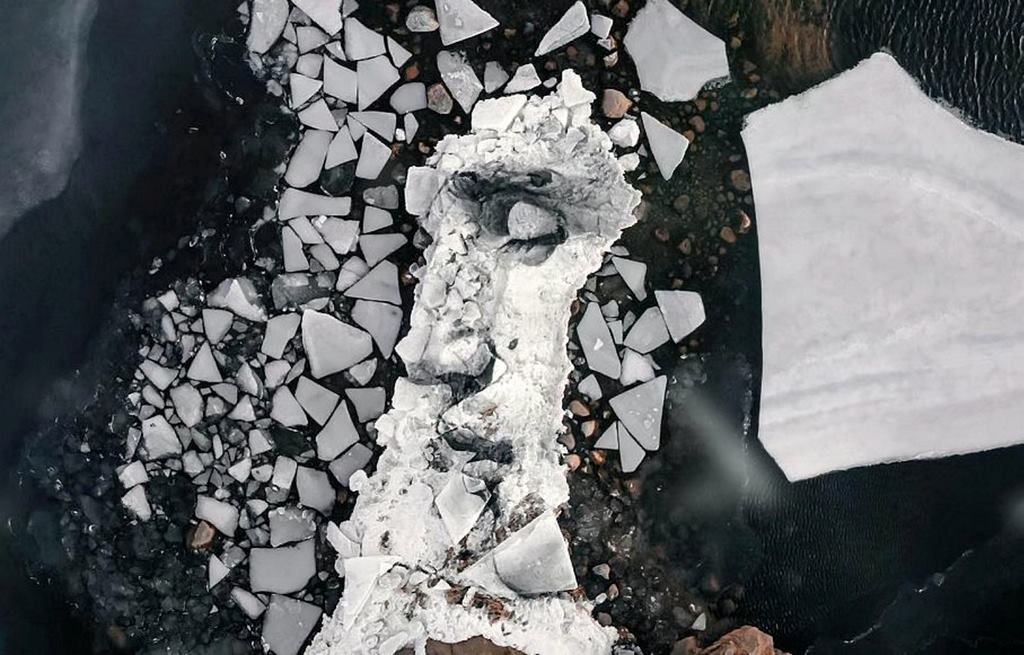El artista pinta retratos al carboncillo sobre gigantes bloques de hielo que flotan en el Mar Báltico