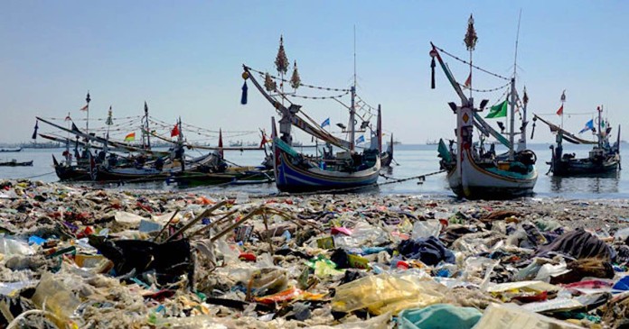 Plastic pollution in Indonesian ports -CC Image by Anton Wisuda | Mongabay Indonesia
