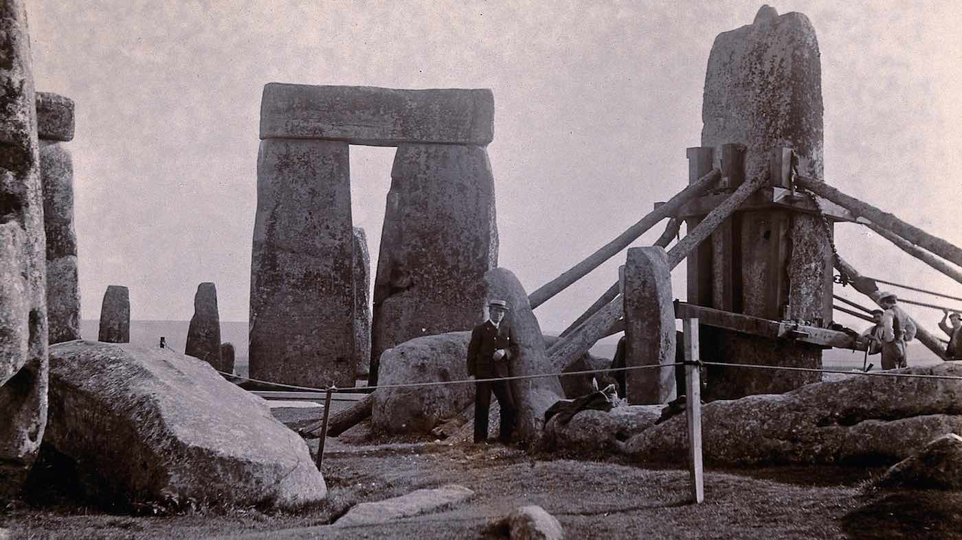 Foto-foto yang Memperlihatkan Orang-Orang Victoria yang Bersusah payah Membangun Kembali Stonehenge pada tahun 1901 Sedang Menulis Ulang Buku Panduan