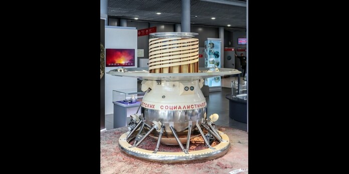 replica of Venera 9 - credit Stolbovsky CC 4.0. SA (Copy)