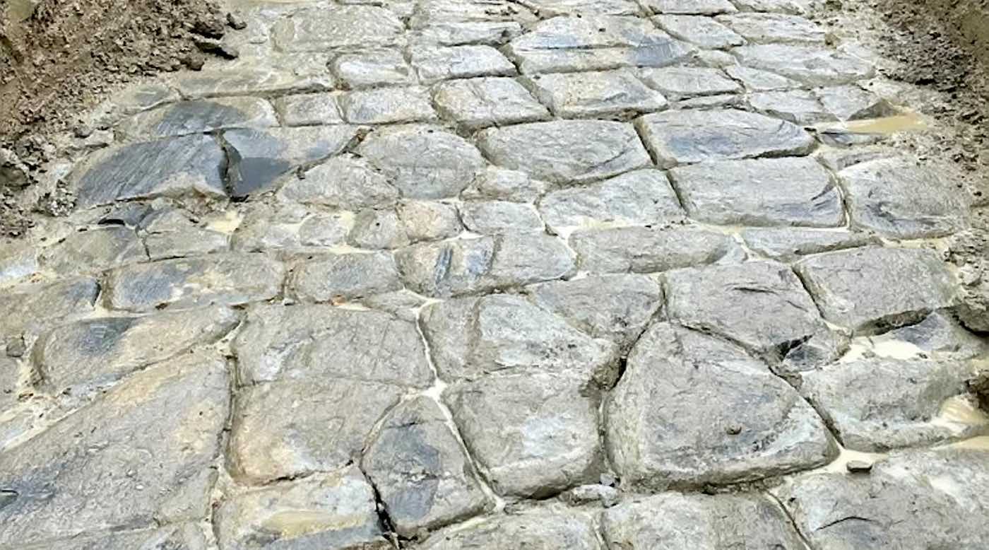 Jalan Romawi Berusia 2.000 Tahun yang Ditemukan di Lapangan Inggris Tidak Seperti Yang Lain–Dan ‘Penting Secara Global’