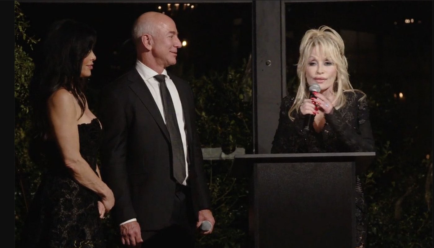 Jeff Bezos Baru saja Memberikan 0 Juta kepada Dolly Parton untuk Amalnya sebagai Pemenang ke-3 dari Penghargaan ‘Courage & Civility Award’