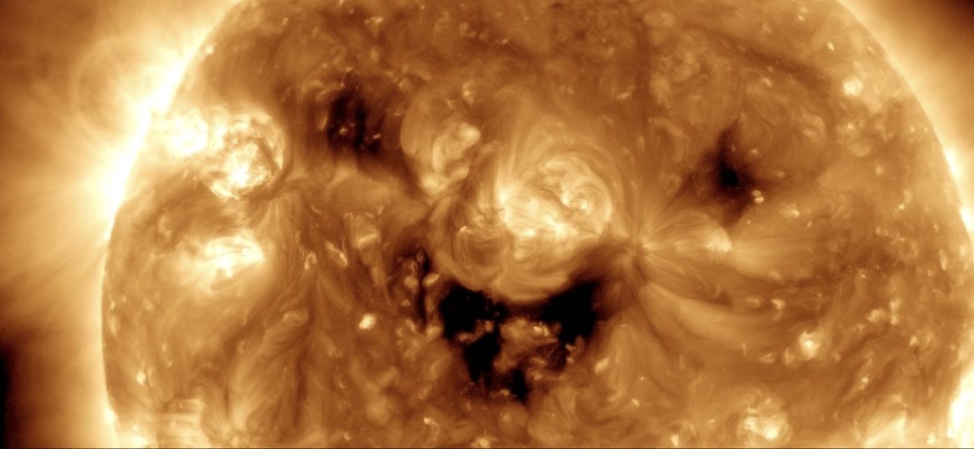 NASA Menangkap Matahari dengan Wajah Tersenyum Besar yang Terbuat dari Angin (LIHAT)