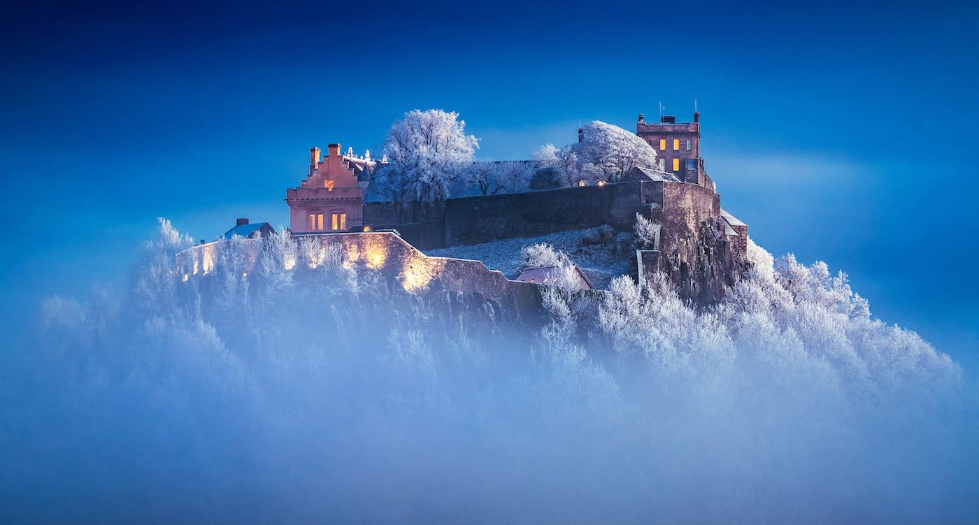 Fotografer Memotret Kastil Stirling yang tertutup salju Terselubung Kabut saat Matahari Terbenam