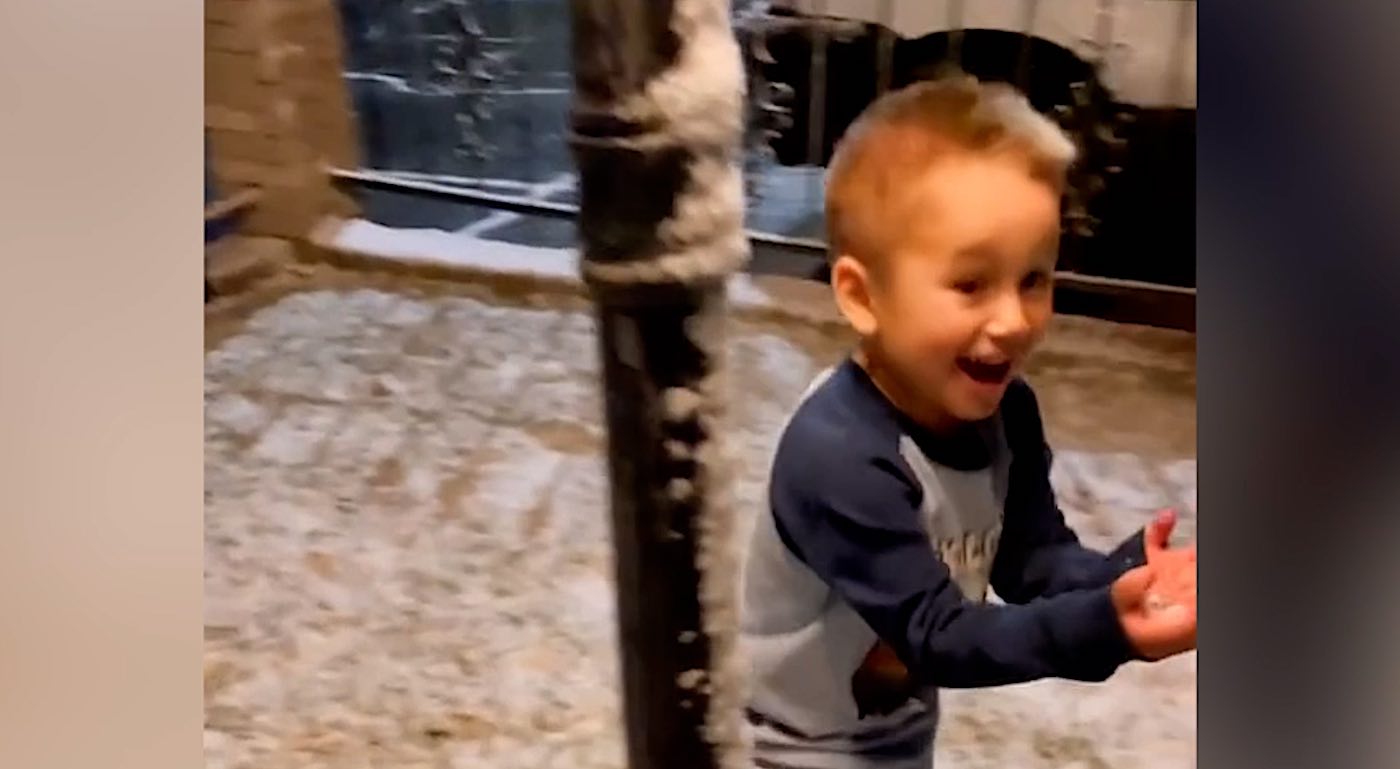 Tonton Kegembiraan Lucky Little Boy Bermain di Salju untuk Pertama Kalinya Selama Perjalanan AS