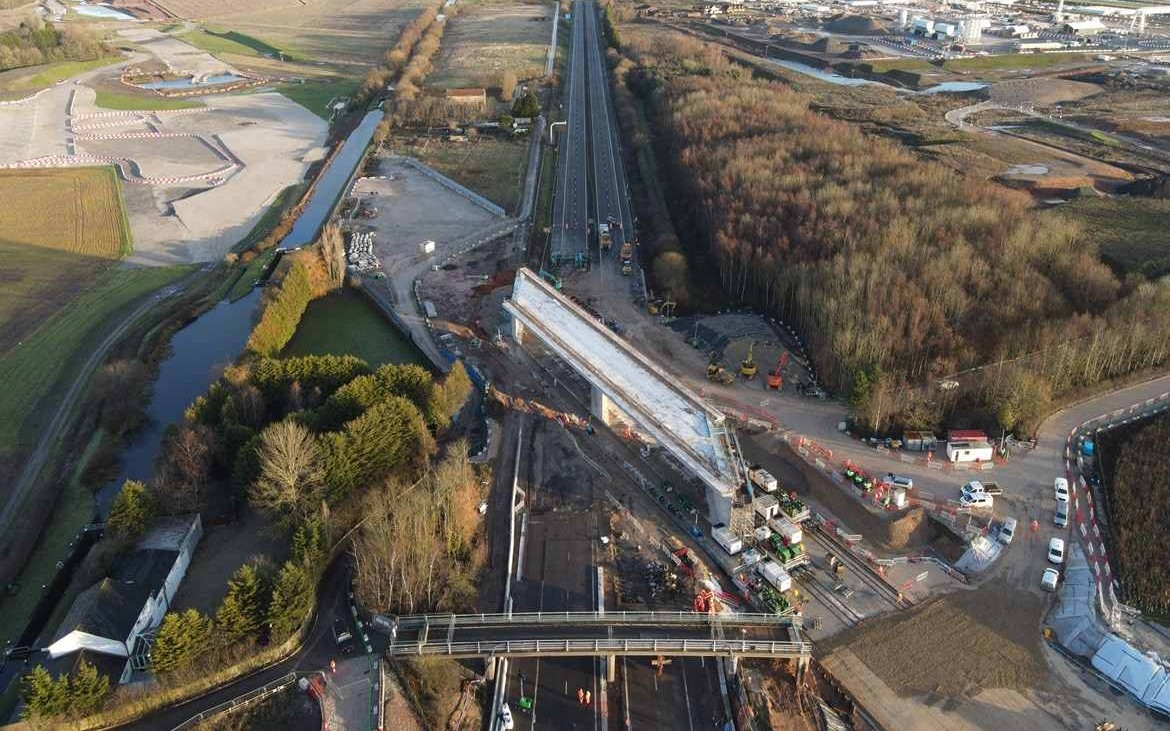 Time-Lapse yang Luar Biasa Menunjukkan Jembatan Seberat 12.000 Ton Digeser ke Tempat Di Atas Jalan Raya dalam Prestasi Pencapaian Rekor