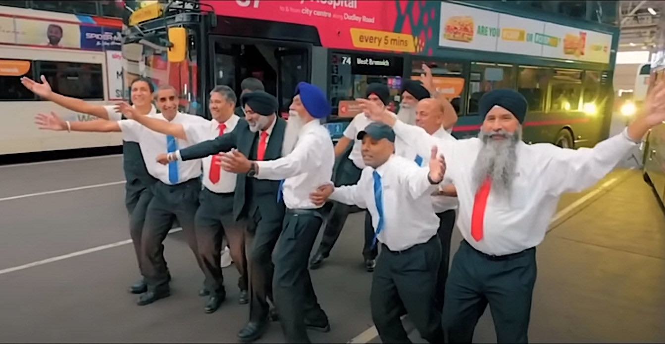 Sopir Bus Bernyanyi Menjadi Bintang Setelah Membuat Video Musik untuk Menunjukkan kepada Keluarga di India Apa yang Dia Lakukan untuk Bekerja (TONTON)