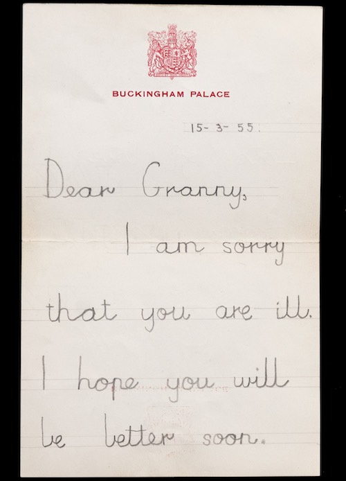 Surat di kertas catatan Istana Buckingham, tertanggal 15 Maret 1955, berbunyi, 'Nenek tersayang, saya minta maaf karena Anda sakit.  Saya harap Anda akan segera lebih baik '.  – SWNS