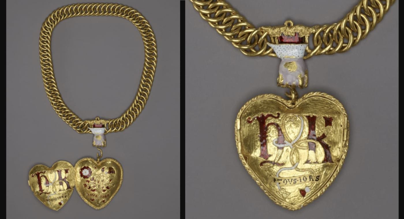 Detektor Logam Menggali Liontin Emas Asli yang Dikaitkan dengan Henry VIII—Dengan Inisial Katherine dari Aragon