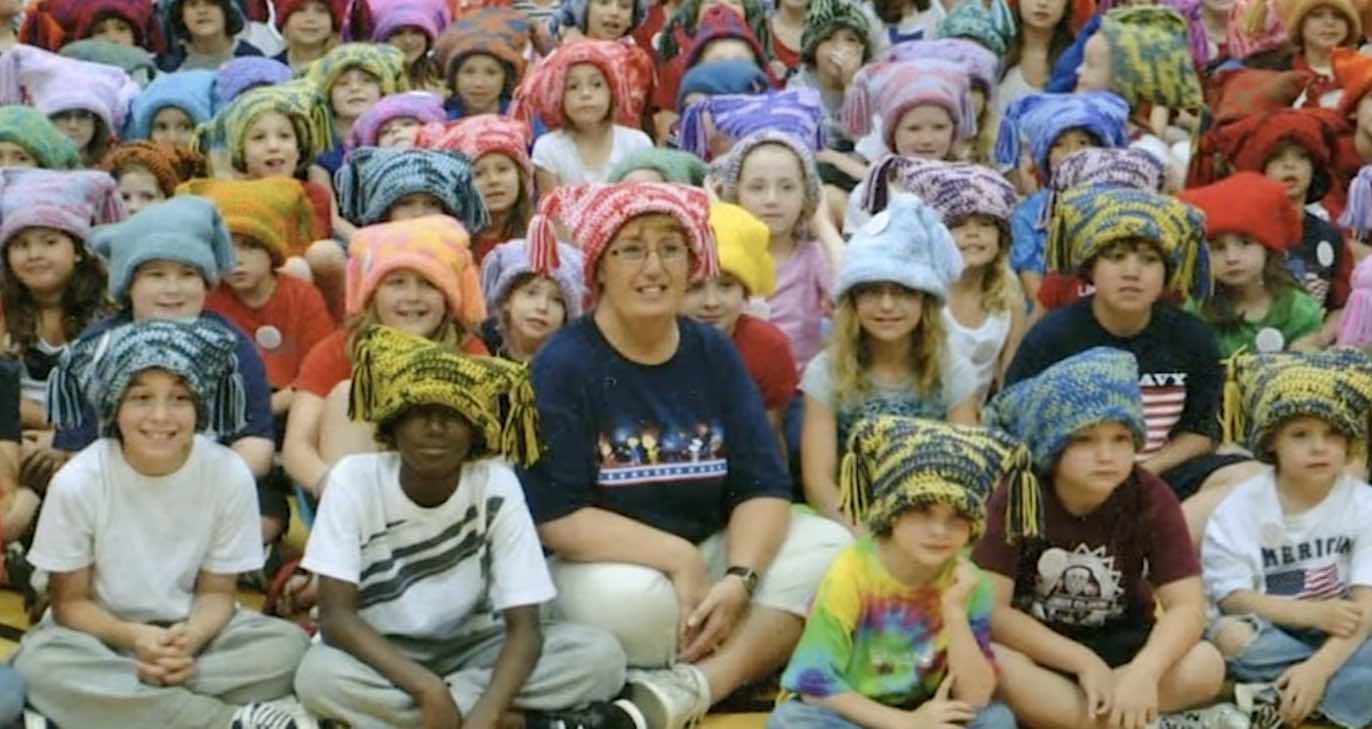 ‘Miss Patty’ Telah Membuat 7.000 Topi untuk Siswa yang Naik Busnya