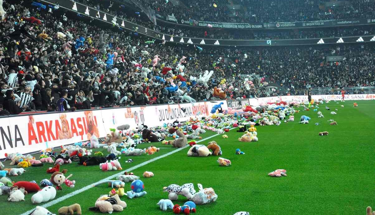 Stadion Sepak Bola Turki Berdiri Sebagai Satu Tempat Hujan Boneka Beruang Turun ke Lapangan untuk Korban Gempa Bumi (LIHAT dan TONTON)