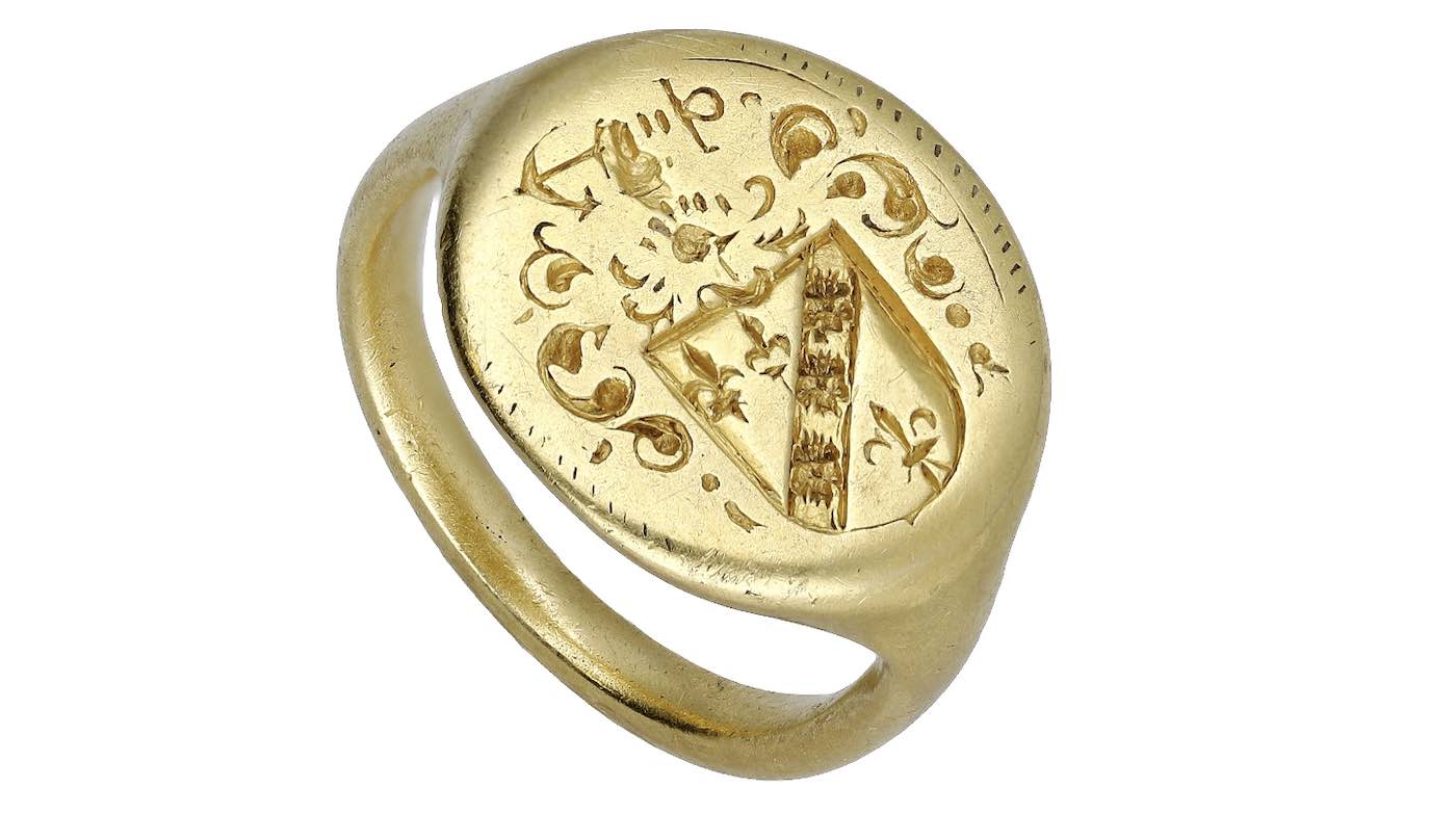 Cincin Emas Abad ke-17 Senilai K Ditemukan oleh Pensiunan Guru di Kebun Belakangnya
