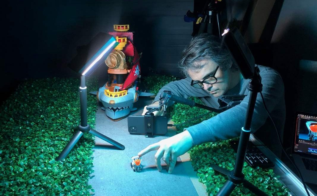 Pembuat Film Membuat Adegan Pengejaran Stop-Motion yang Luar Biasa Menggunakan Mobil Toy Hot-Wheel