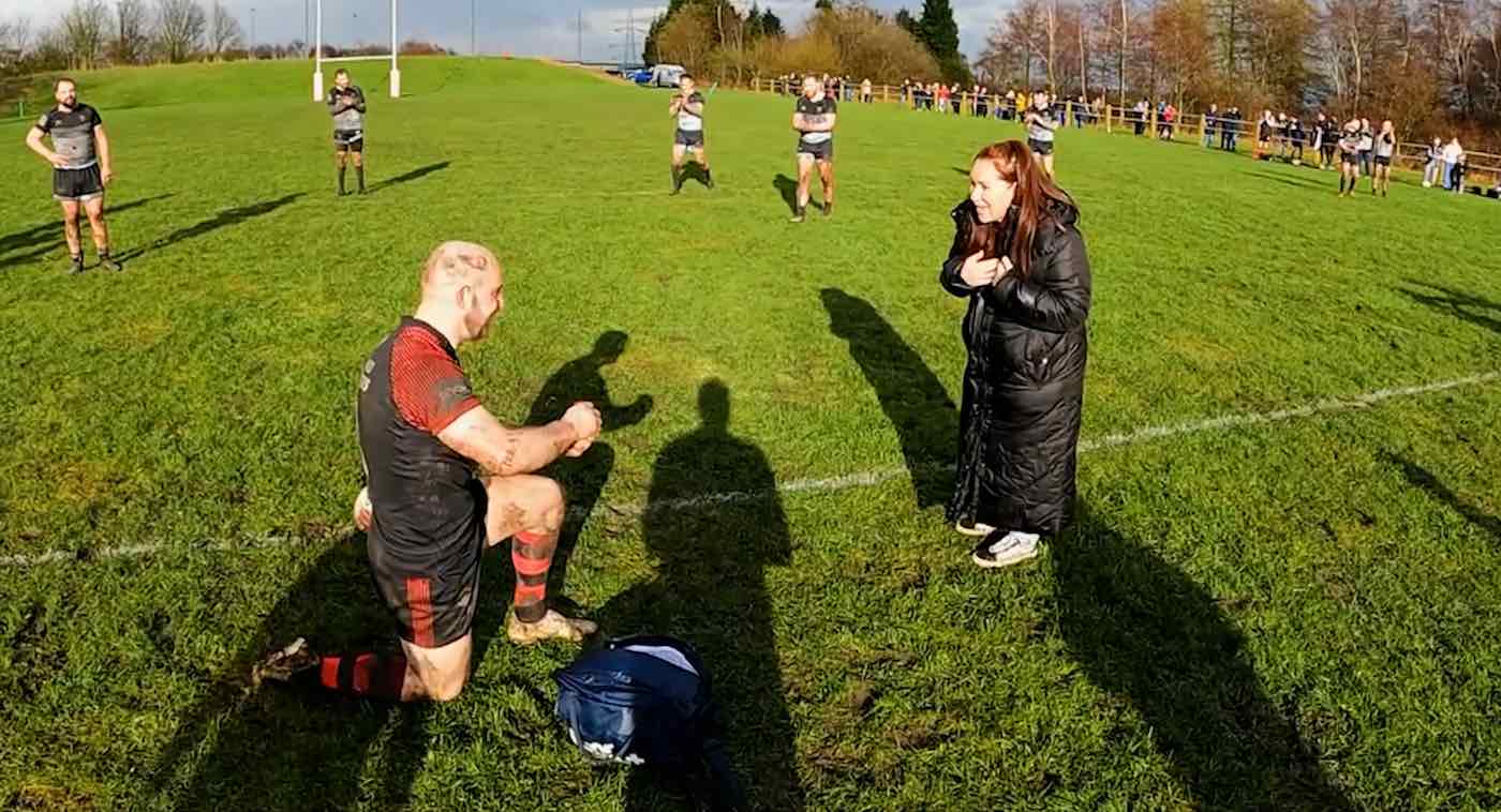Pemain Rugby Berpura-pura Cedera Saat Pertandingan untuk Mengejutkan Pacar dengan Lamaran Nikah (Tonton)