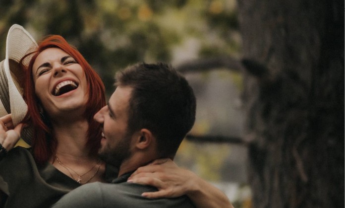 couple laughing-happy love smiling pubdomain Oksana Zub