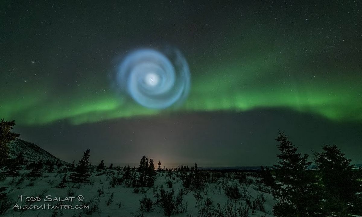 Fotografer Menangkap Spiral Misterius Mengagumkan di Atas Aurora dengan Penjelasan Sederhana–(LIHAT)
