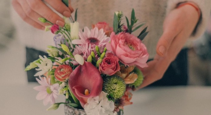 flower bouquet giving gift-pubdomain Rikonavt