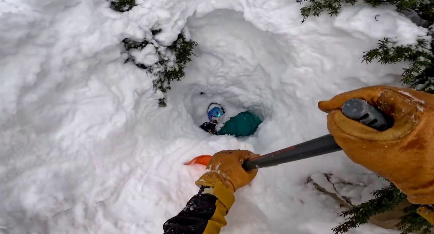 Momen Dramatis Pemain Ski Menyelamatkan Seorang Snowboarder Yang Terkubur Kepala Terlebih Dahulu di Salju dan Kehabisan Udara (Tonton)