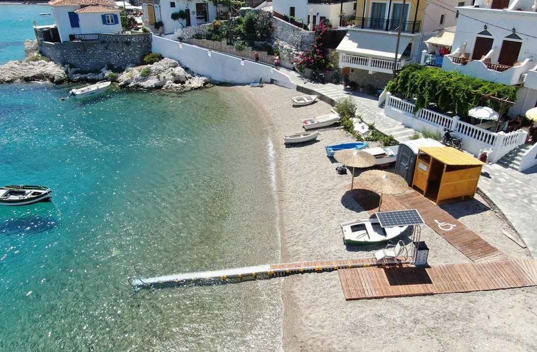Yunani Membuat Ratusan Pantai Dapat Diakses Kursi Roda Dengan Landai yang Beroperasi Sendiri ke dalam Air