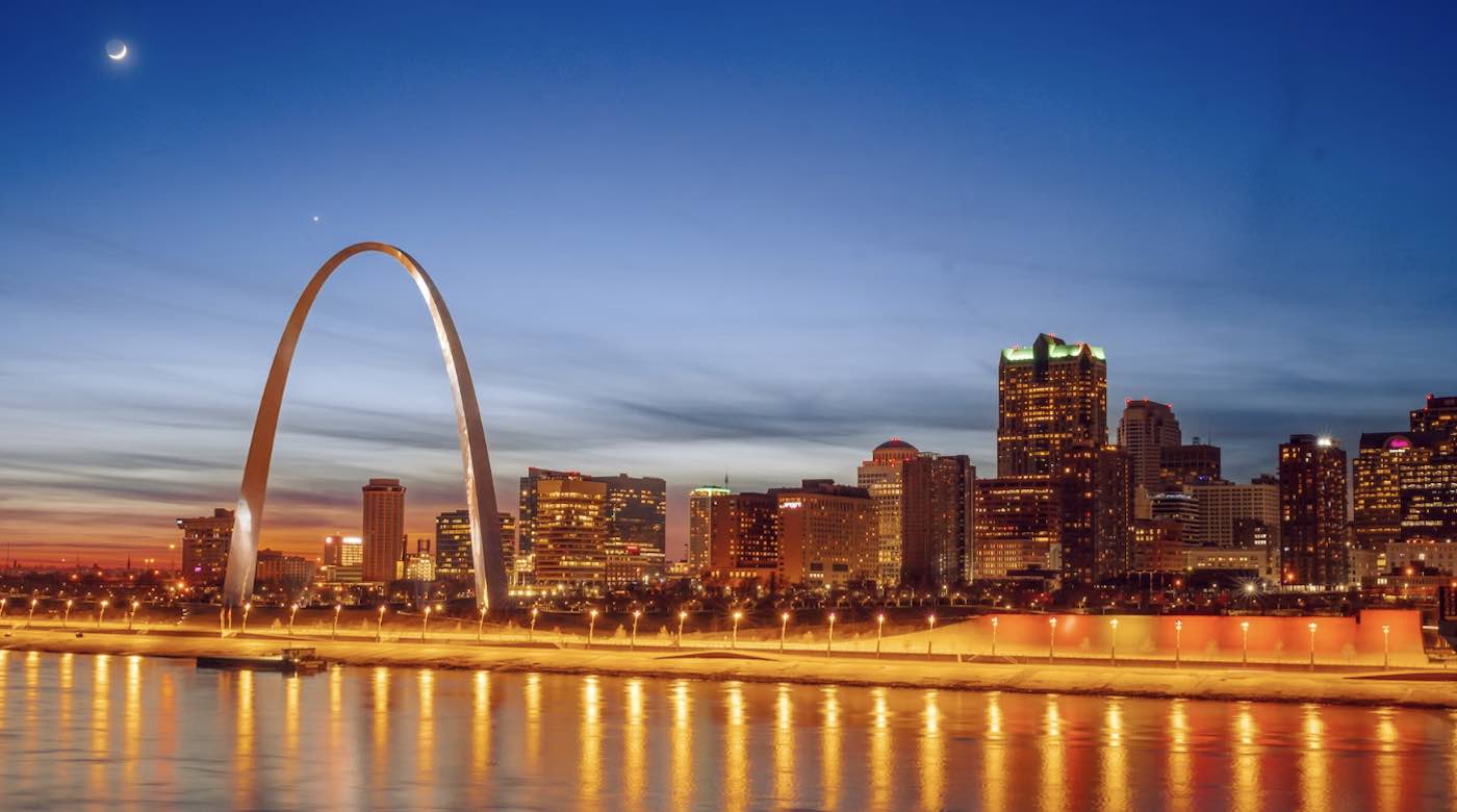 Lights Turned Off at the Gateway Arch Every Night to Assist in Bird Migration for 325 Species