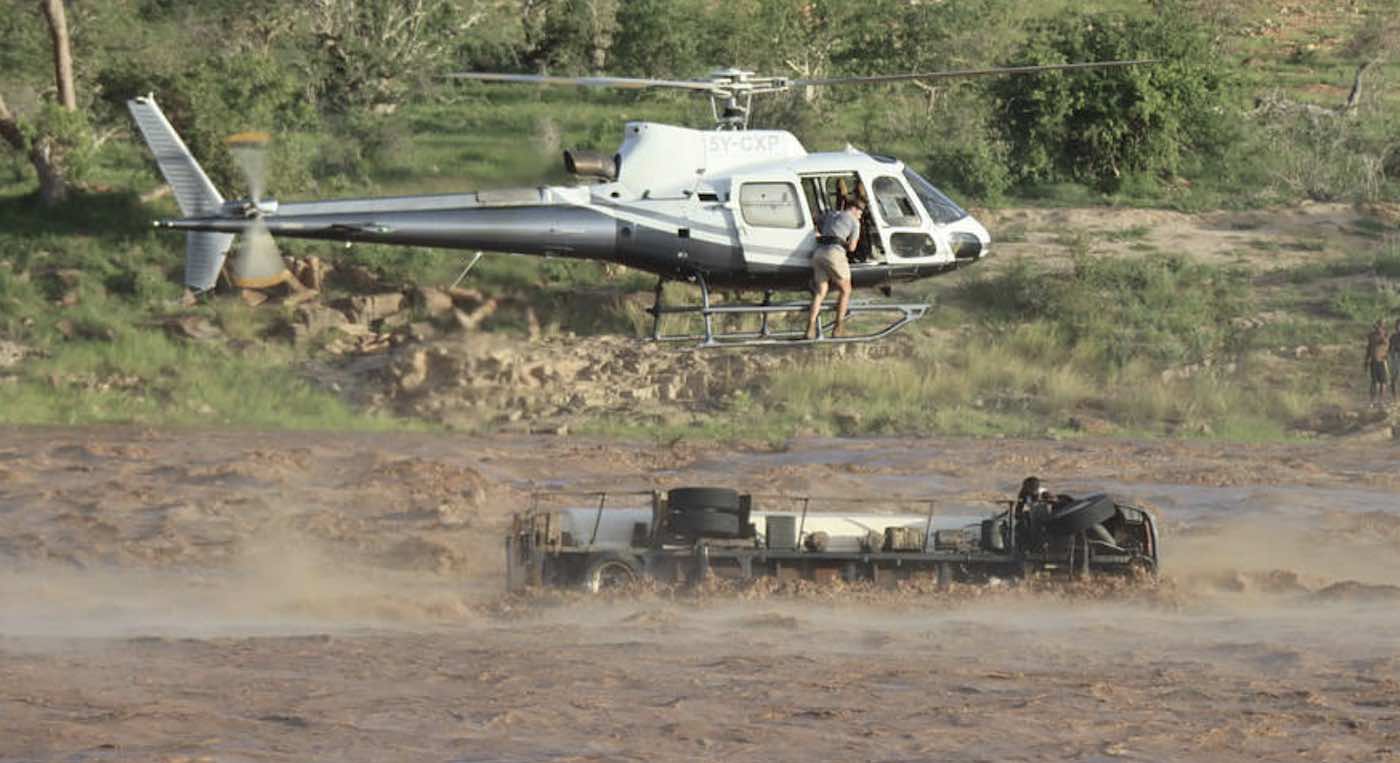 Upaya Helikopter Anti Perburuan Berani Menyelamatkan Sungai Beberapa Inci Di Atas Air Banjir yang Berputar