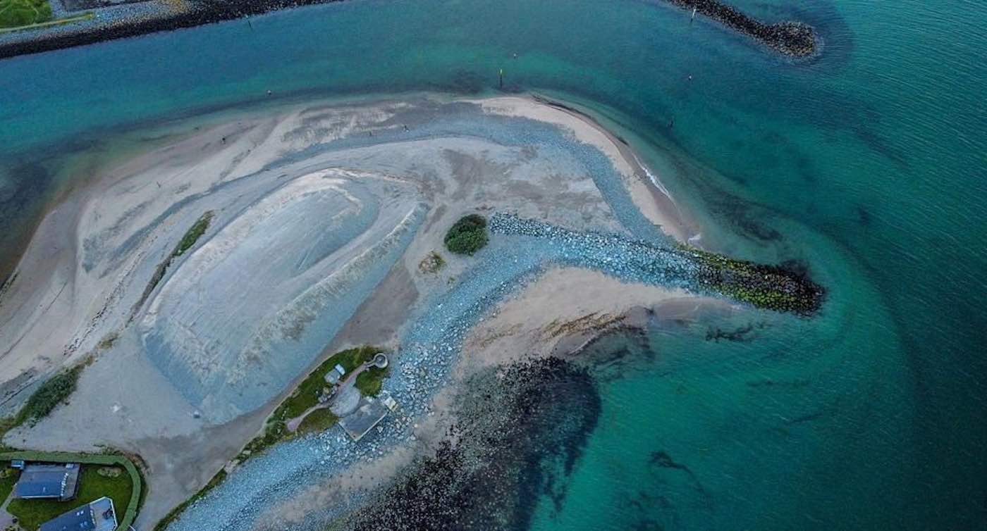 Foto Drone Spektakuler Memata-matai Pelabuhan yang Mirip Lumba-lumba