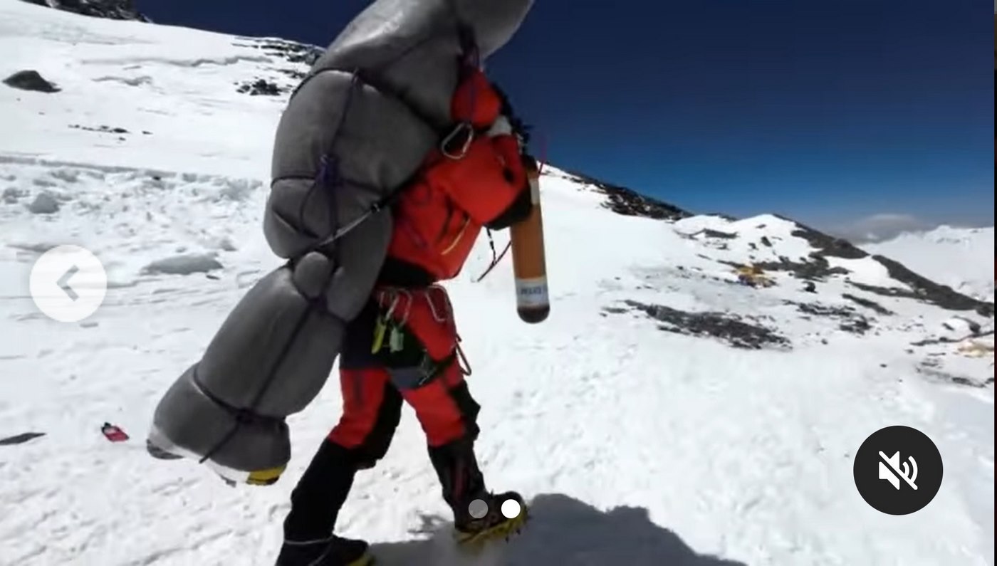 Sherpa Meyakinkan Pendaki untuk Membiarkannya Melakukan Penyelamatan ‘Zona Kematian’ Langka di Gunung Everest
