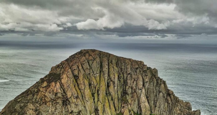 Morro Bay rock in ocean sea coast-pubdomain Venti Views