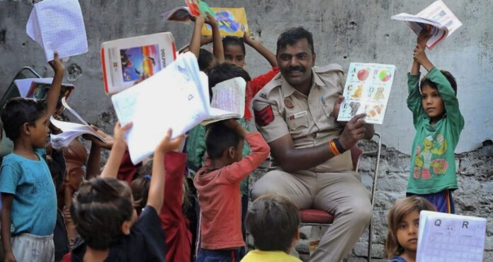 Officer Than Singh teaches school to poor in india-by Ki Pathshala-permission
