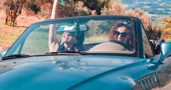 sisters friends in convertible joy happy fun adventure-pubdomain by Sofia-insvezia