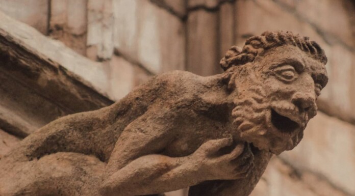 gargoyle surprise mischief antique-pubdomain Denis Oliveira