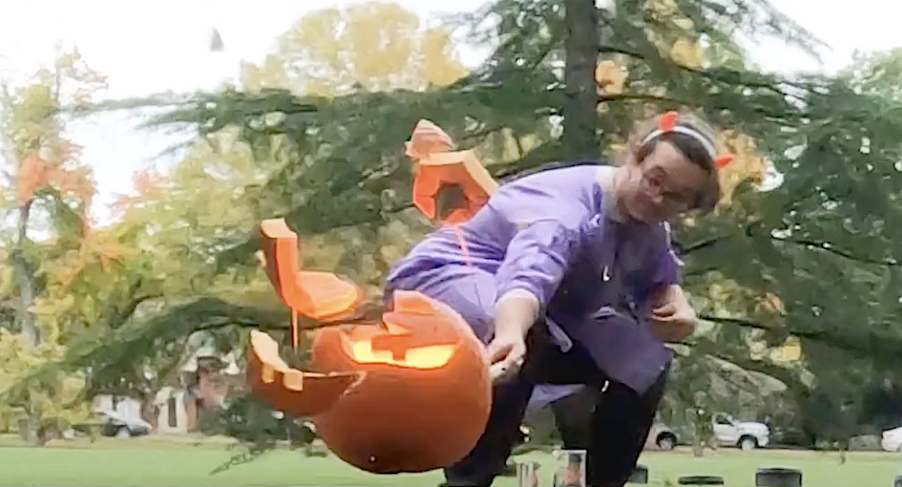 Gli studenti di chimica fanno esplodere le zucche per ravvivare Halloween con la scienza e la chimica