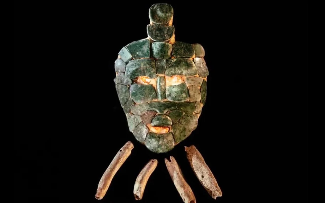 Máscara funeraria de jade del rey maya encontrada en un sitio imperial poco conocido en Guatemala