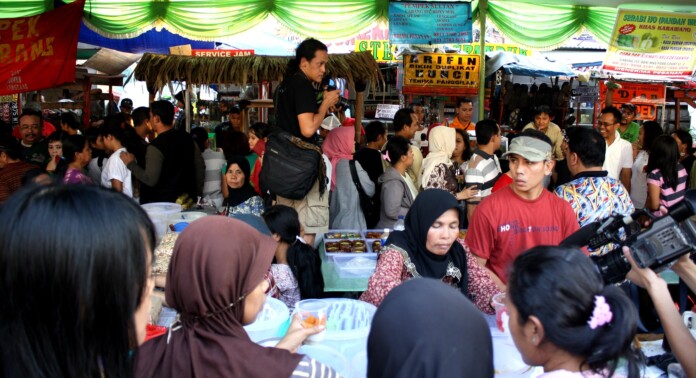 A takjil stand on the first day of Ramadan. credit Trugiaz CC 2.0.