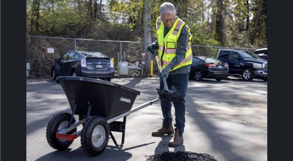 Bill Gates Fills Pot Hole Self Posted On His Social Channels– Modern Hydrogen 