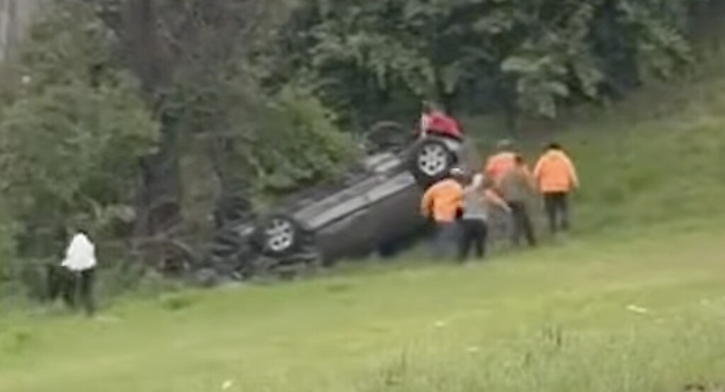 Good Samaritans Flip Overturned Car Carolina Carlos Via Swns