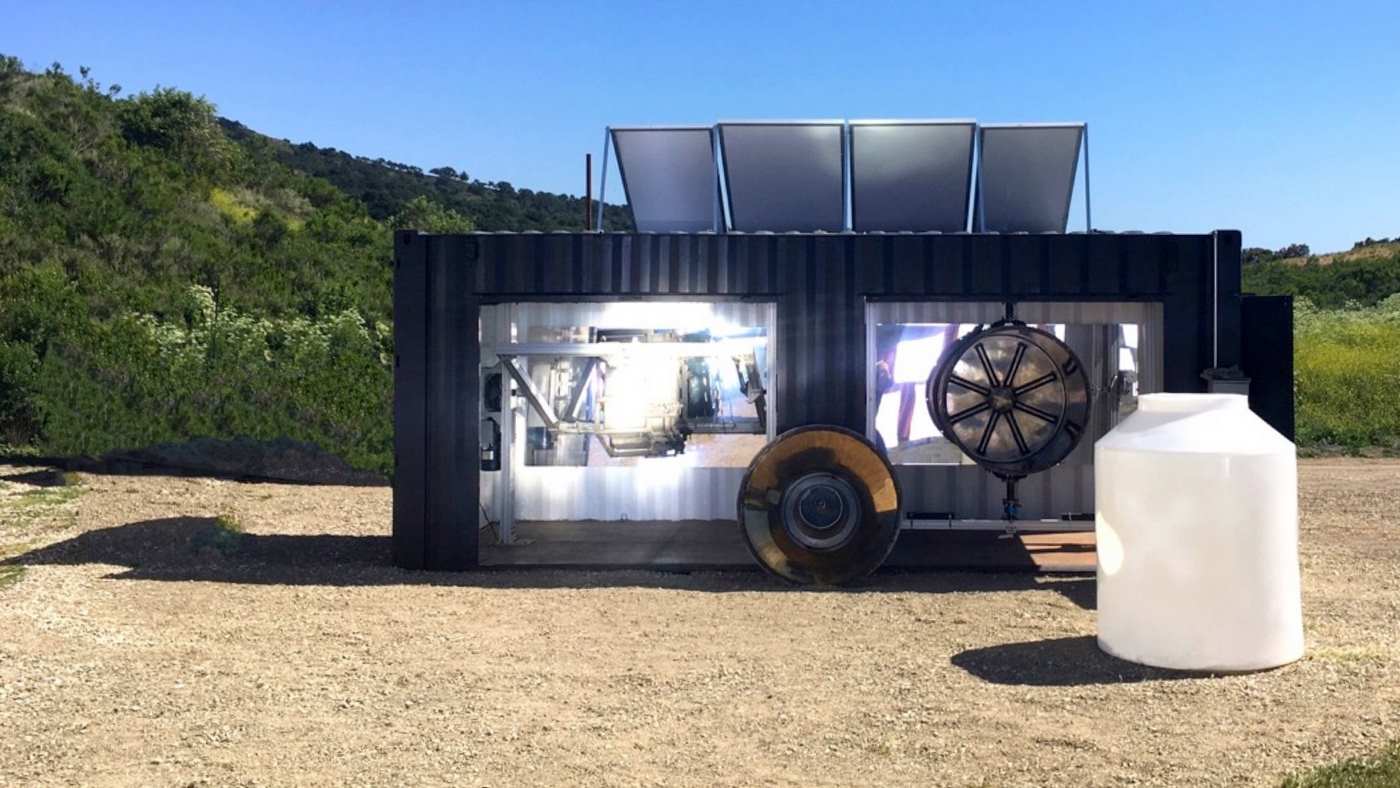 Sunbeam-Powered Portable Factory Manufactures Zero-Emission Plastic Goods Anywhere There’s Trouble