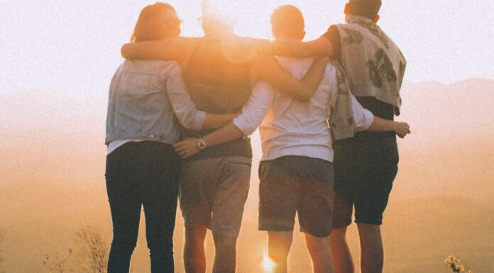 friends arms embrace pubdomain Helena Lopes