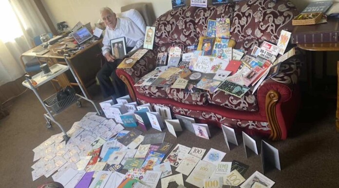 100yo veteran John Dennett with his birthday cards-SWNS