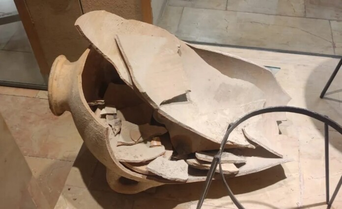 The jar, broken by the 4-year-old - credit Hecht Musuem