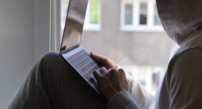 working alone on laptop social media pubdomain Kasia Derenda