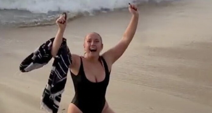 Alisha Kelly video of girlfriend Lauren Thompson finding keys-SWNS