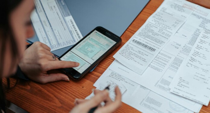 Doing taxes by Ahmet Kurt For Unsplash+ Hzfgn94t4cc