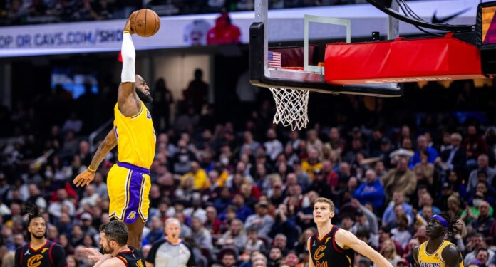 Lakers LeBron James dunks basketball Erik Drost via Flickr CC BY 2 0