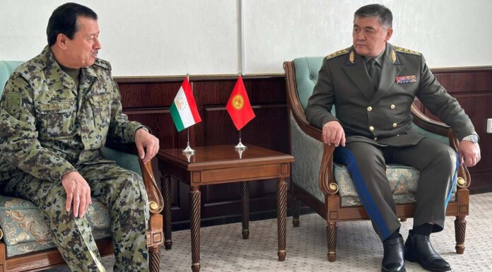 Tajikistan's Saimumin Yatimov and Kyrgyzstan's Kamchybek Tashiev at a border demarcation deal - credit Kyrgyzstan Ministry of Defense