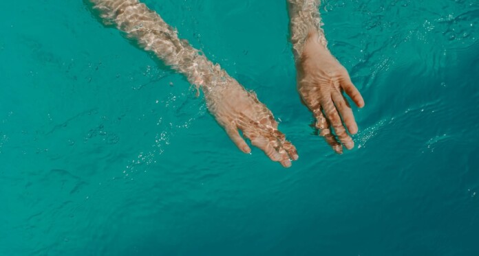 diving in swimming pool in summer-by Kateryna Hliznitsova For Unsplash+ QZTw8lEfTmk