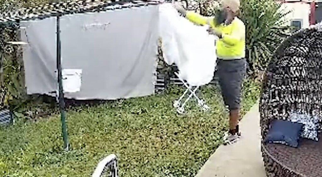 Postman&rsquo;s Unusual Act Of Kindness Makes Him A Rainy Day &lsquo;Laundry Hero&rsquo;