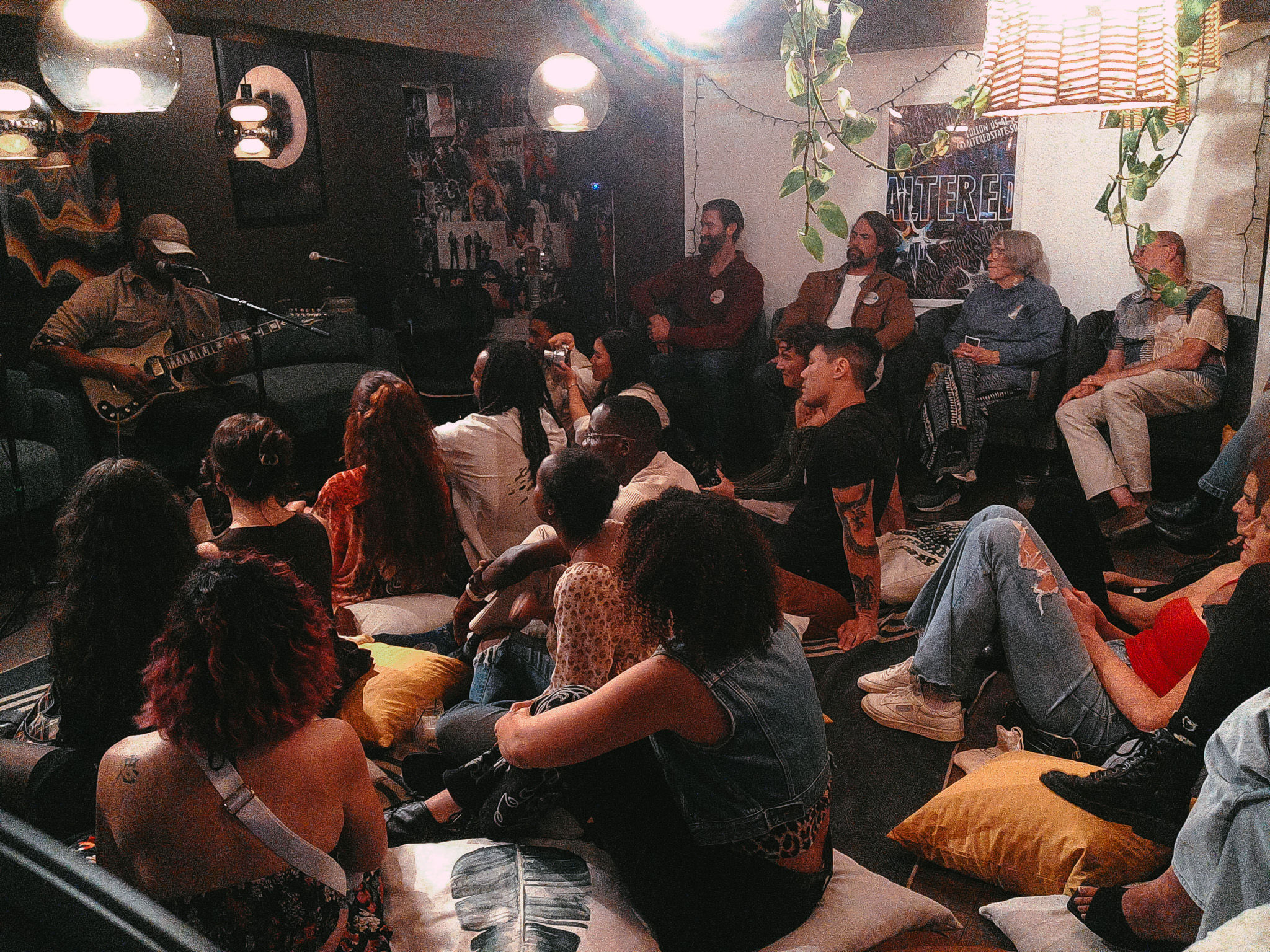 &lsquo;Offline&rsquo; Trend Sees Thousands Attending Phone-Free Concerts, Dates, And Events Where You Can &lsquo;Find Your People&rsquo;