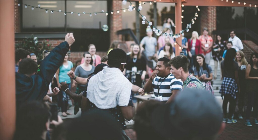 ‘Offline’ Trend Sees Thousands Attending Phone-Free Concerts, Dates, And Events Where You Can ‘Find Your People’